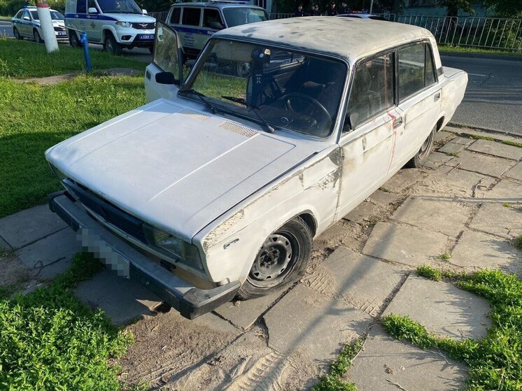 В Чебоксарах неопытный водитель перевернул ВАЗ: пассажир с травмой в больнице
