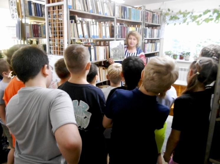 В симферопольской библиотеке прошла экскурсия для юных крымчан