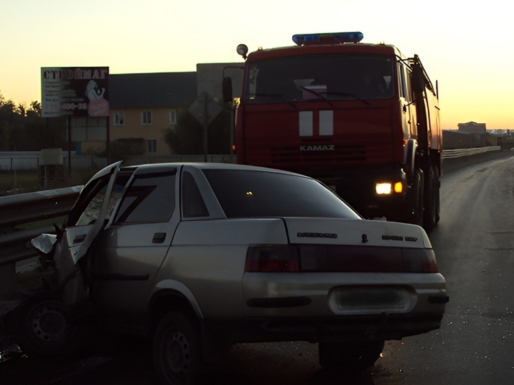 В Рамонском районе Воронежской области Nissan врезался в столб