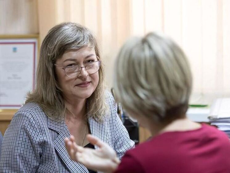 Женщина работает в яковлевском управлении социальной защиты населения в городе Строителе
Оксана Мягкая пришла в профессию 27 лет назад и за эти годы в своем выборе только укрепилась