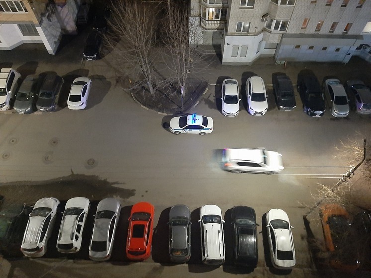 В Энгельсе у многоэтажки насмерть разбилась женщина