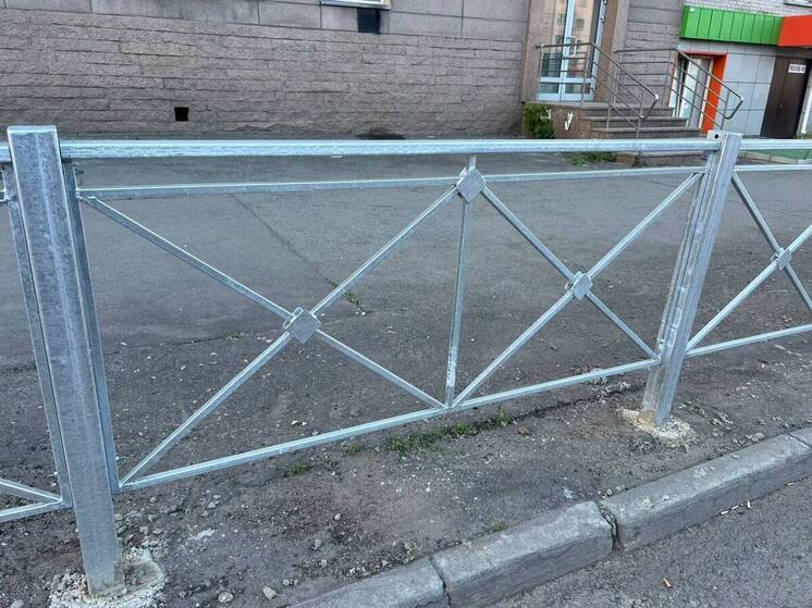 На проспекте Победы в Челябинске устанавливают оцинкованные ограждения