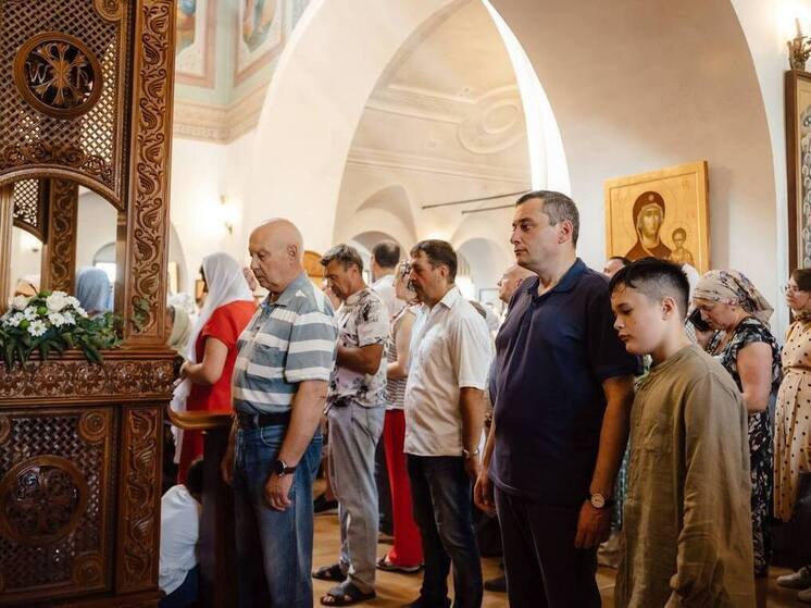 Хинштейн поздравил курян с праздником Святой Троицы
