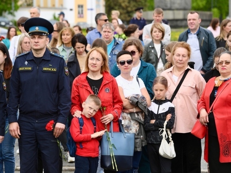 Жители Карелии возложили цветы к мемориалу «Вечный огонь» в День республики