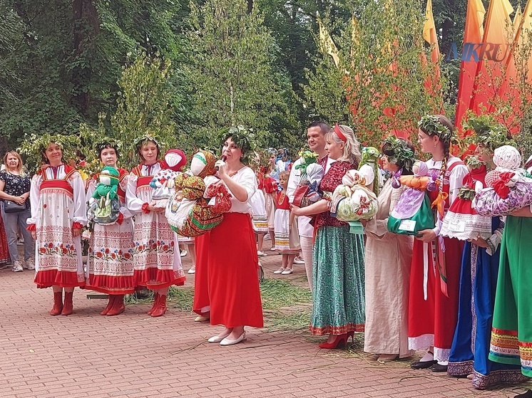 В Калуге в Городском парке культуры и отдыха празднуют Троицу