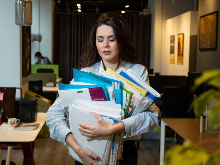 Чаще всего перерабатывают курьеры, врачи, педагоги, маркетологи