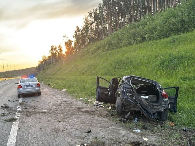 На ЕКАД перевернулась иномарка, три человека пострадали