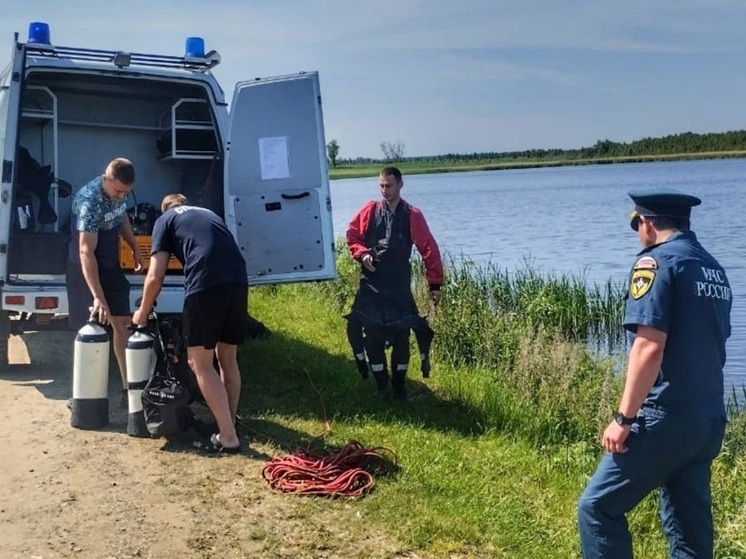 Водолазы извлекли тело мужчины из водоема в Зауралье