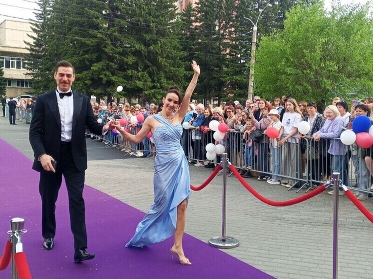 Звезды прошли по багулвой дорожке в честь закрытия кинофестиваля в Чите