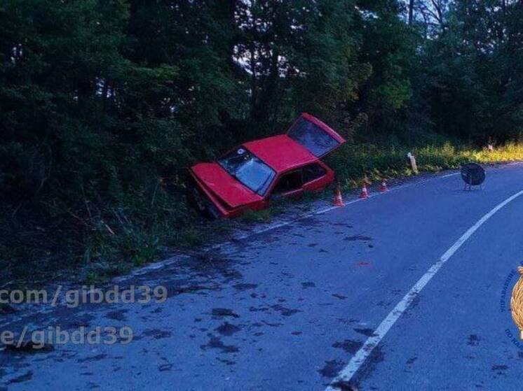 Возле поселка Ушаково водитель не справился с управлением и выехал в кювет