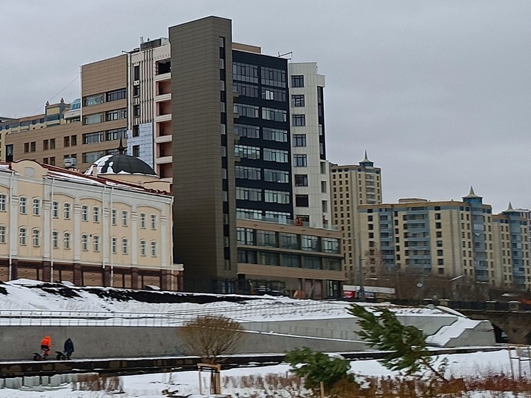 «Стенограффия» разрисовывает новую подпорную стену у Царского моста