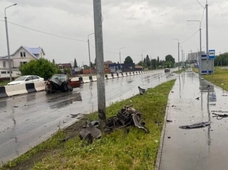 В Новосибирске после дождя «Хонда Цивик» влетела в столб