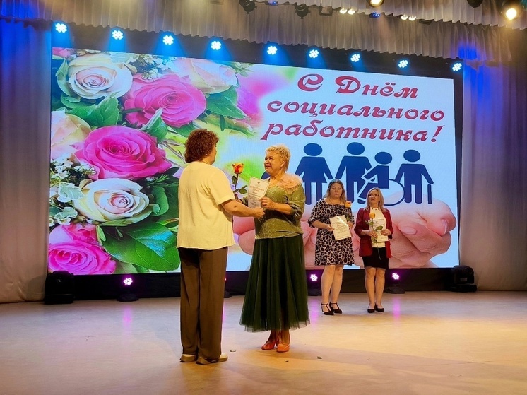 В Старой Руссе чествовали сотрудников социальной сферы