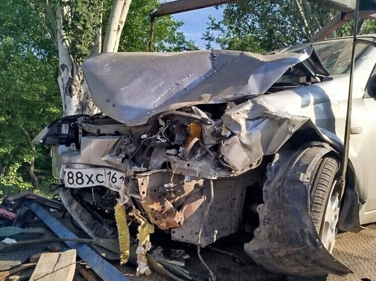 В Шахтах машина врезалась в остановку