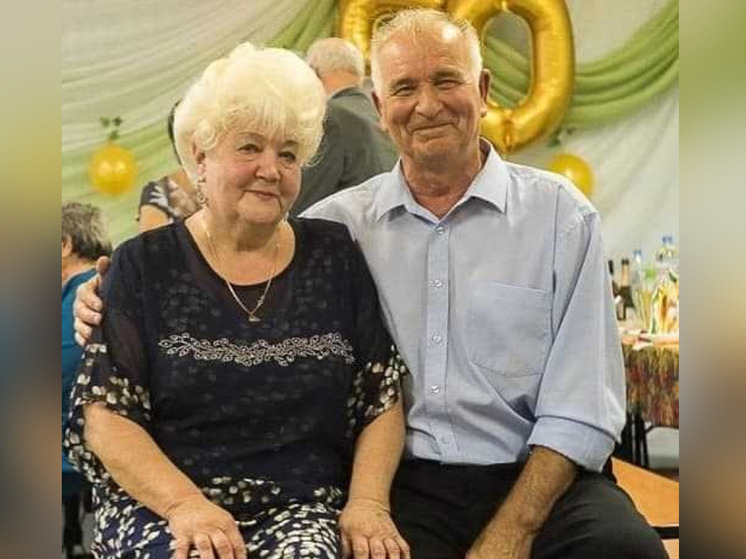 В Новгородском районе вручили медаль супругам Розовым, прожившим вместе 57 лет