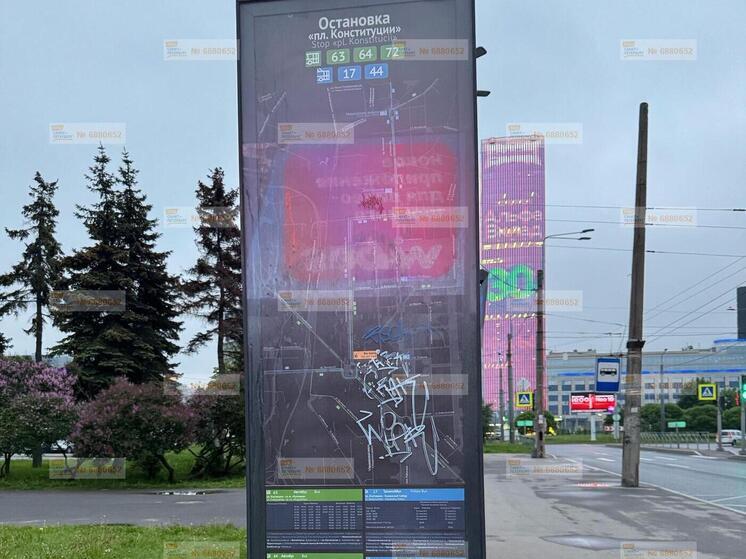 Петербургские вандалы разрисовали автобусную стелу около площади Конституции