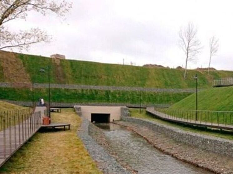 Сотрудника парка едва не унесло в коллектор во время ливня в Москве