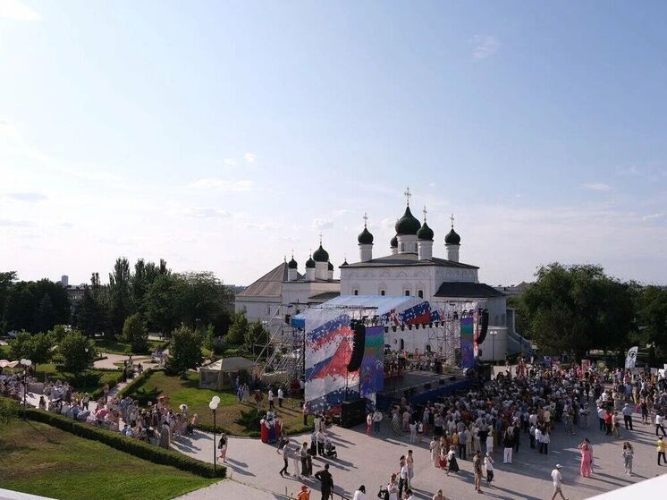 3000 человек отметили день Святой Троицы на площади Астраханского кремля