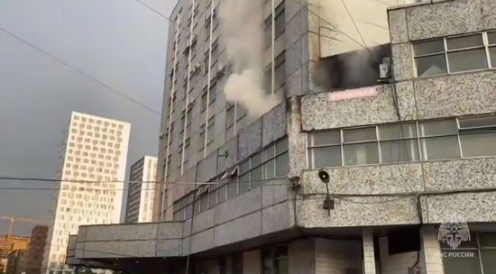 Два человека погибли при пожаре на Пермской улице в Москве: видео