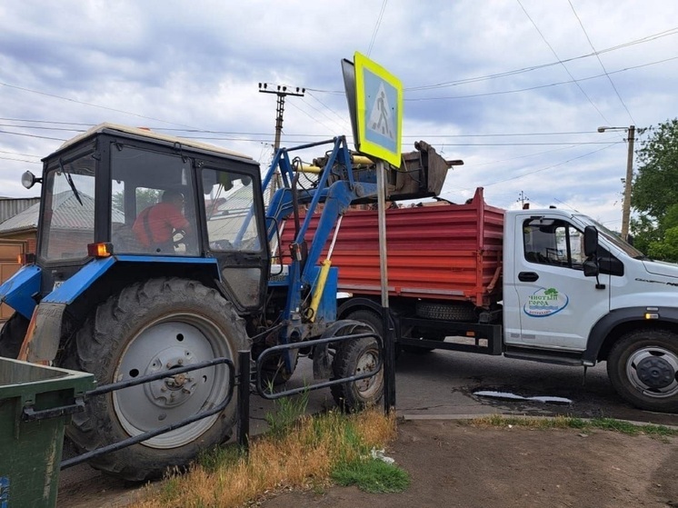 Коммунальщики в выходные дни наводили чистоту на улицах Астрахани