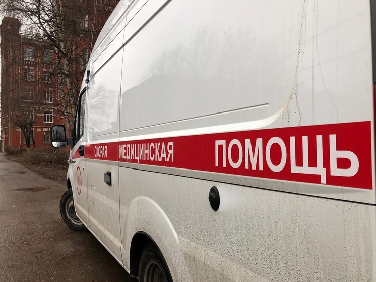 В Твери мужчина выпал из окна и погиб