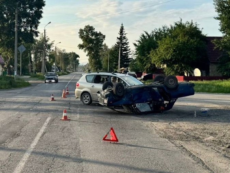 В Абакане «Тойота Пикник» перевернула на крышу «Жигули»