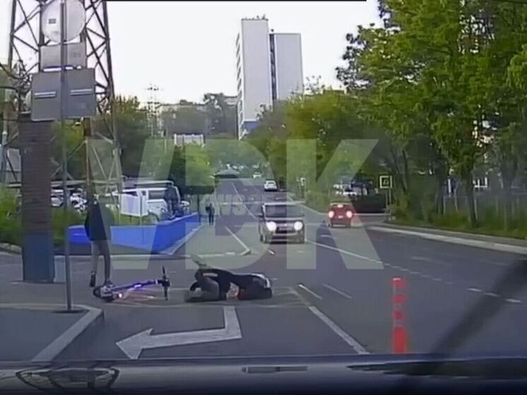 Два подростка на электросамокате врезались в ограждение во Владивостоке