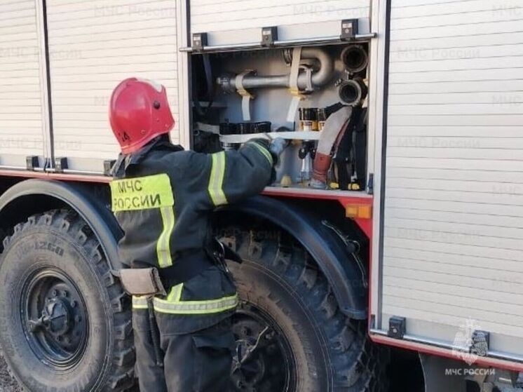 В тарусской деревне разбираются с пожаром на летней кухне