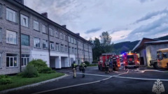 Пламя охватило 1000 «квадратов». Появилось видео с места пожара в гимназии №3 Горно-Алтайска