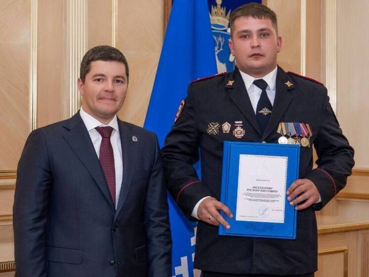 Участковый из Белоярска получил благодарность главы ЯНАО за спасение людей при пожаре