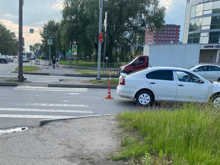 W Wielkim Nowogrodzie Skoda uderzyła w kobietę, która zgodnie z przepisami przechodziła przez jezdnię