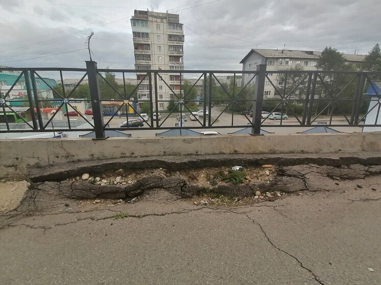 Возле ЖК «Зеркальный» в микрорайоне Первомайском в Иркутске рушится подпорная стена