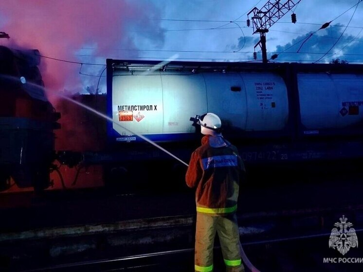 Горящий электровоз задержал шесть поездов в Саратовской области