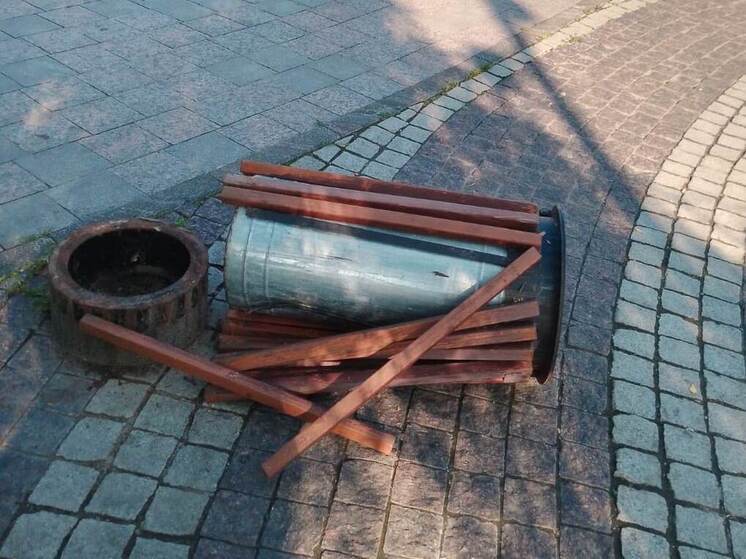 В Пензе вандалы сломали 8 урн и скамейки на Фонтанной площади