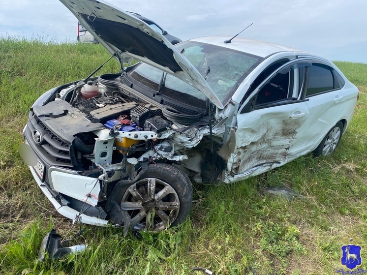 Женщина на Daewoo вылетела на встречку и врезалась в «Ладу» в Самарской области