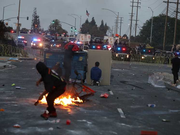 Американский полицейский выстрелил в журналистку на протестах в Лос-Анджелесе