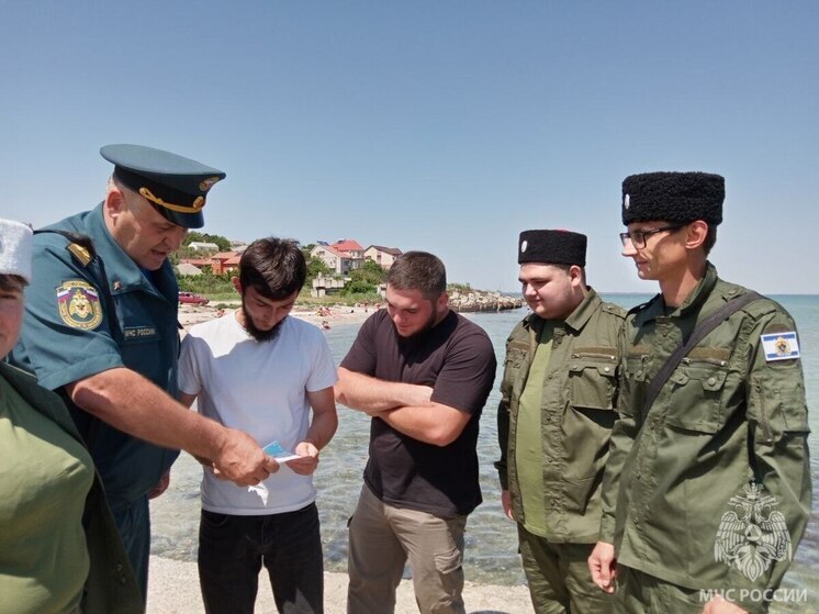 МЧС и казаки патрулируют пляжи в Геническом округе