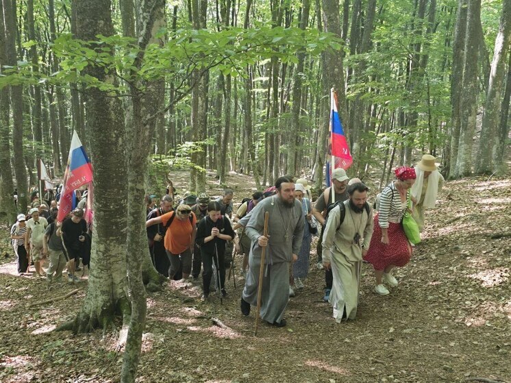В Крыму начался крестный ход на гору Эклизи-Бурун