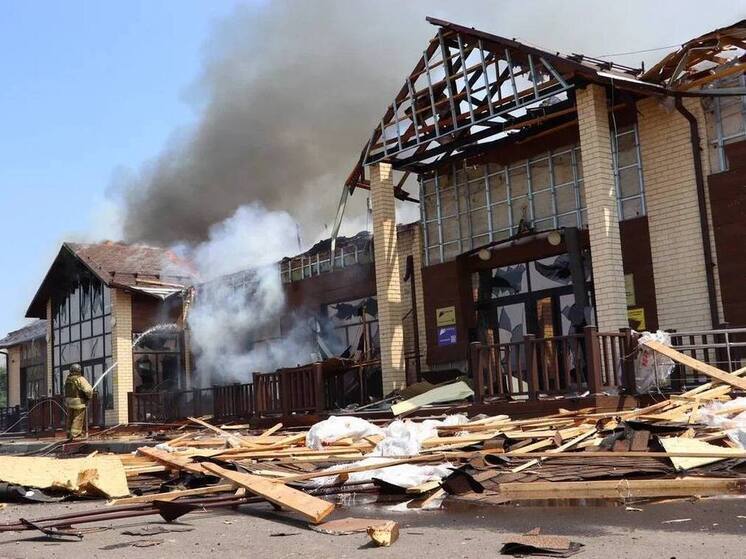 Пожарные потушили обстрелянный ВСУ культурно-досуговый центр в Курской области