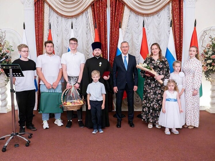 Владислав Шапша вручил госнаграду калужским многодетным родителям