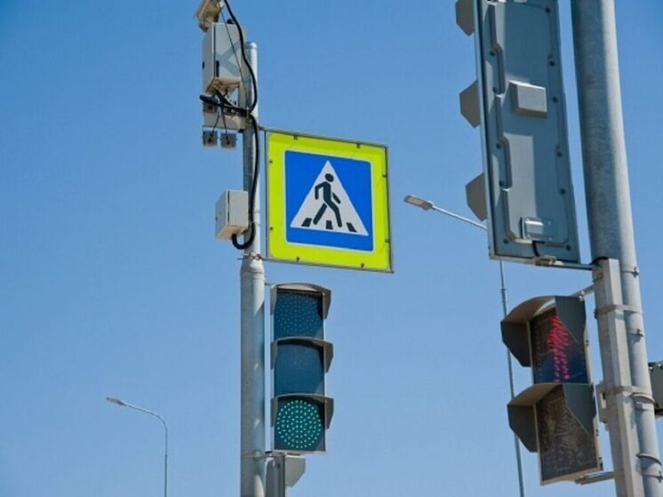 В Волгограде иномарка влетела в светофор, пострадала пассажирка