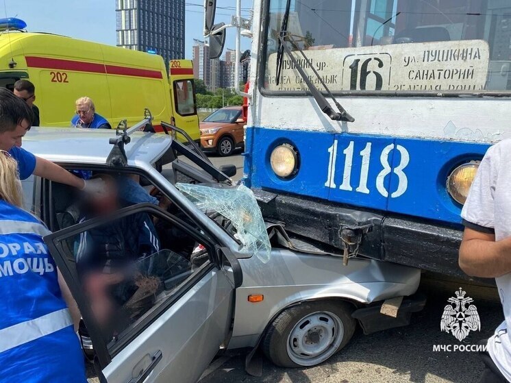 В Уфе легковушка столкнулась с трамваем – есть пострадавшие