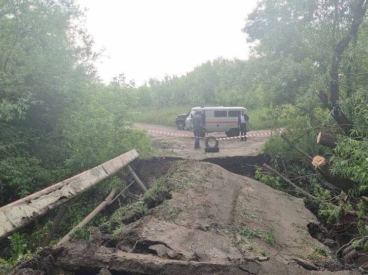 В Барнауле после ливня обрушился мост через Пивоварку. Проезд закрыт