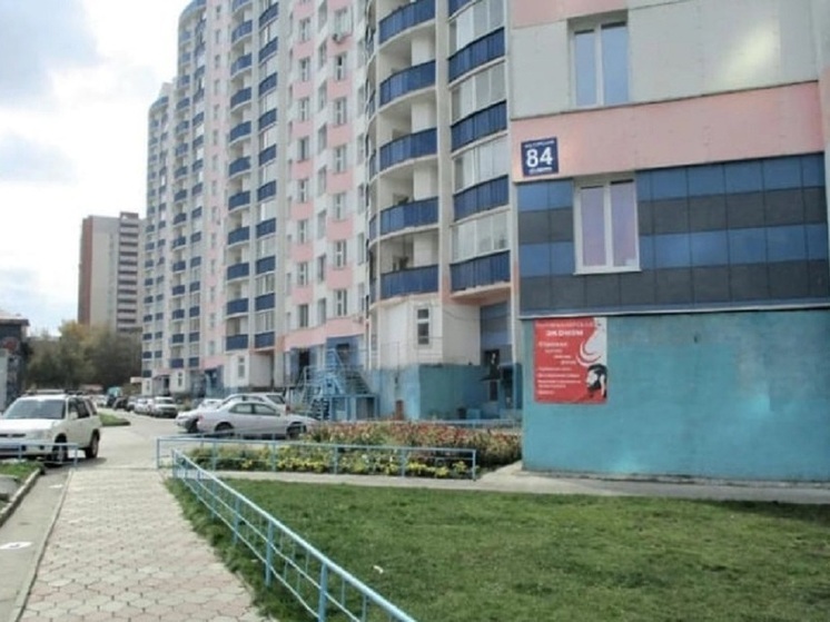 Между домами на Горском в Новосибирске рушится подпорная стена