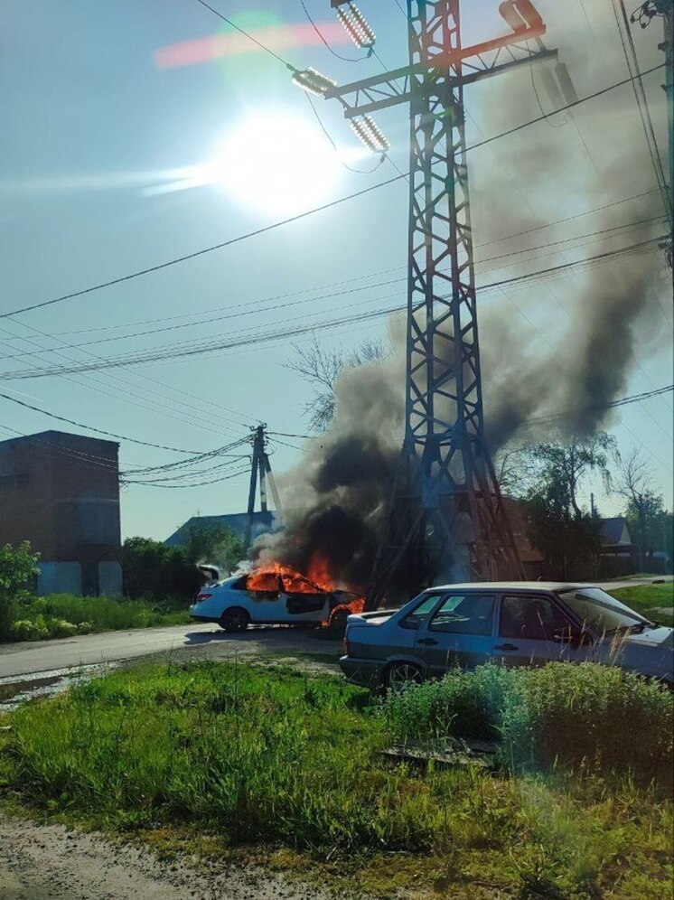 В Пензе на Шуисте автомобиль врезался в столб и загорелся