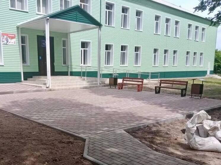 В деревне Заболотье под Людиново завершают благоустройство школы