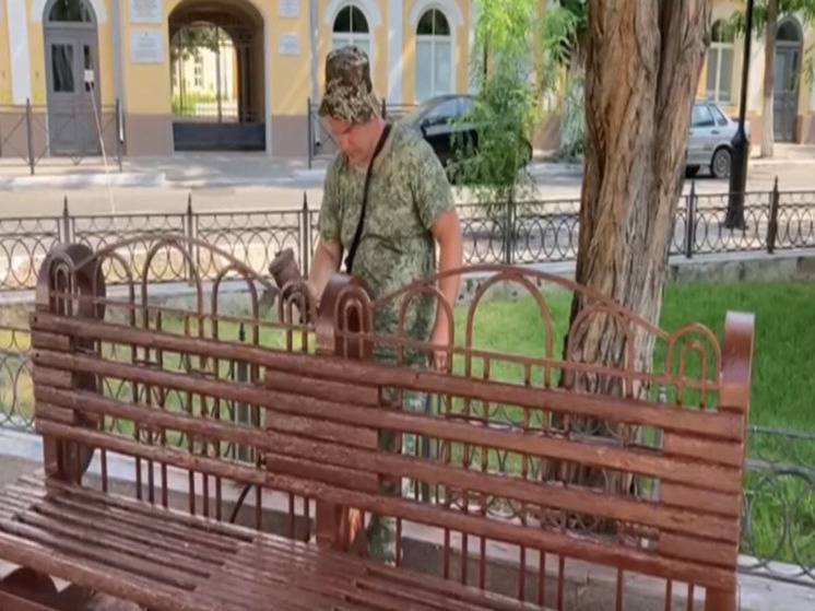 В астраханских парках красят урны и скамейки