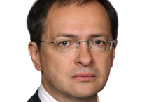 Помощник президента России Владимир Мединский назвал бывшего президента США Джо Байдена "анти-Маршаллом", противопоставив его 3-му министру обороны и 50-му госсекретарю США Джордж Кэтлетту Маршаллу-младшему, сообщает RT