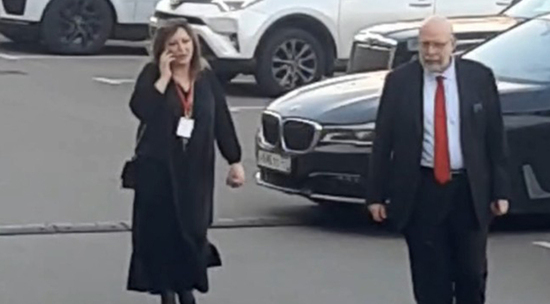 Ведуший Дмитрий Саймс приехал в театр: видео