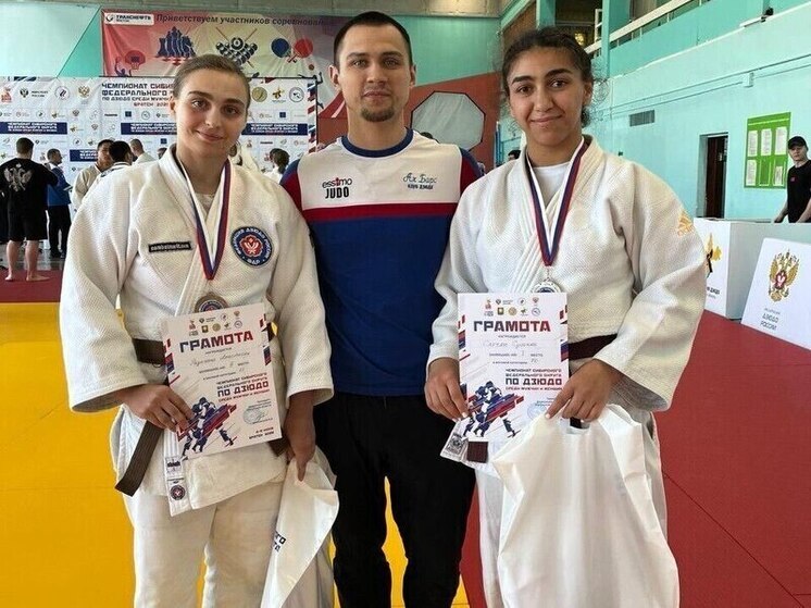 I judoka khakassiani hanno portato medaglie dal campionato siberiano